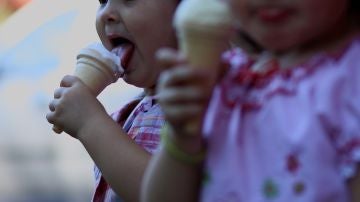 Niñas comiendo un helado (Archivo)