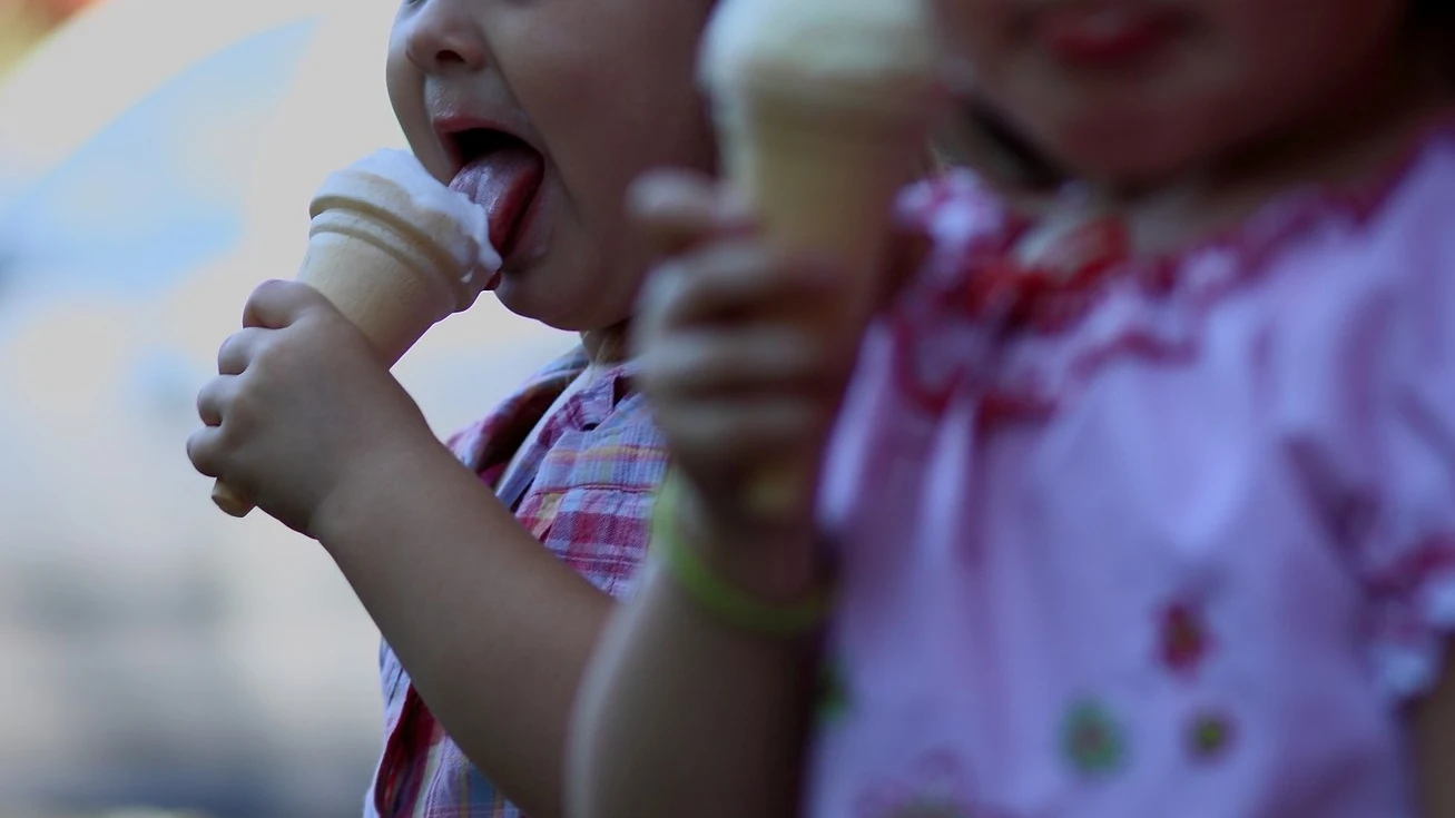 Niñas comiendo un helado (Archivo)