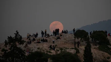 Vista de la 'Luna de nieve' desde Atenas.