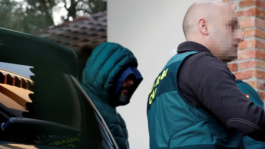 Agentes de la Guardia Civil trasladan al presunto inductor del crímen Agentes de la Guardia Civil trasladan al presunto inductor del crímen