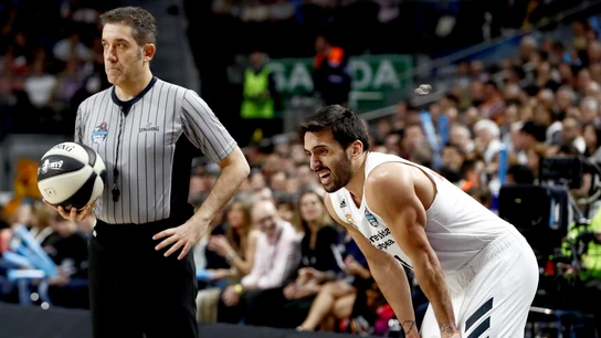 Campazzo, junto a uno de los colegiados en la final de Copa del Rey Campazzo, junto a uno de los colegiados en la final de Copa del Rey
