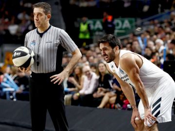 Campazzo, junto a uno de los colegiados en la final de Copa del Rey Campazzo, junto a uno de los colegiados en la final de Copa del Rey