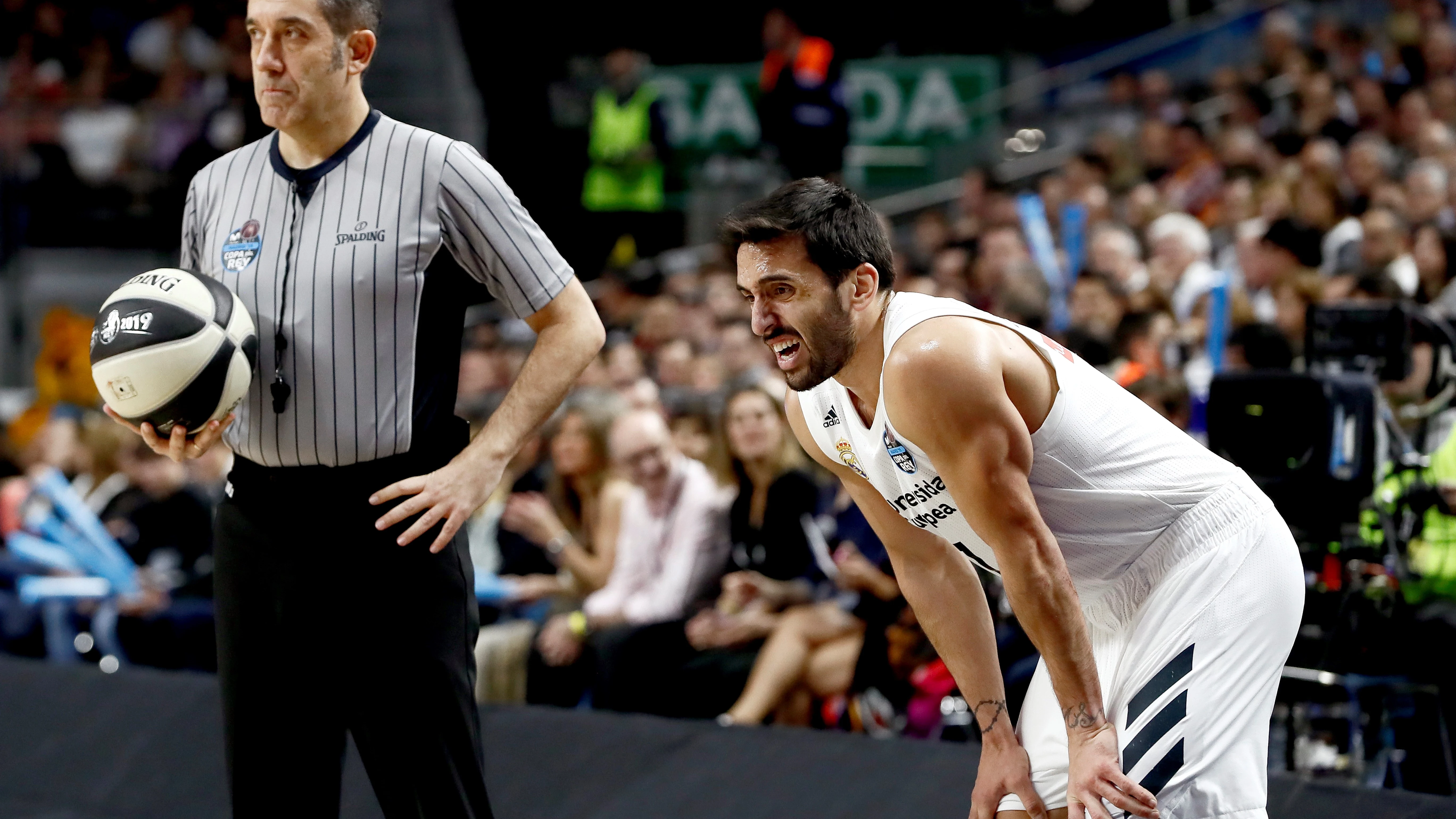 Campazzo, junto a uno de los colegiados en la final de Copa del Rey