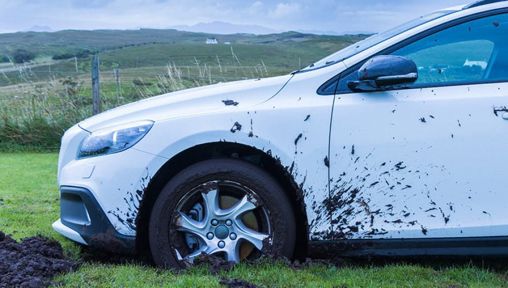 Coche atascado en el barro 