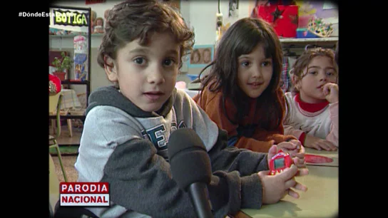 Un niño con un Tamagotchi Un niño con un Tamagotchi