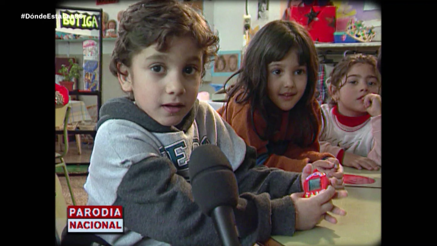Un niño con un Tamagotchi Un niño con un Tamagotchi