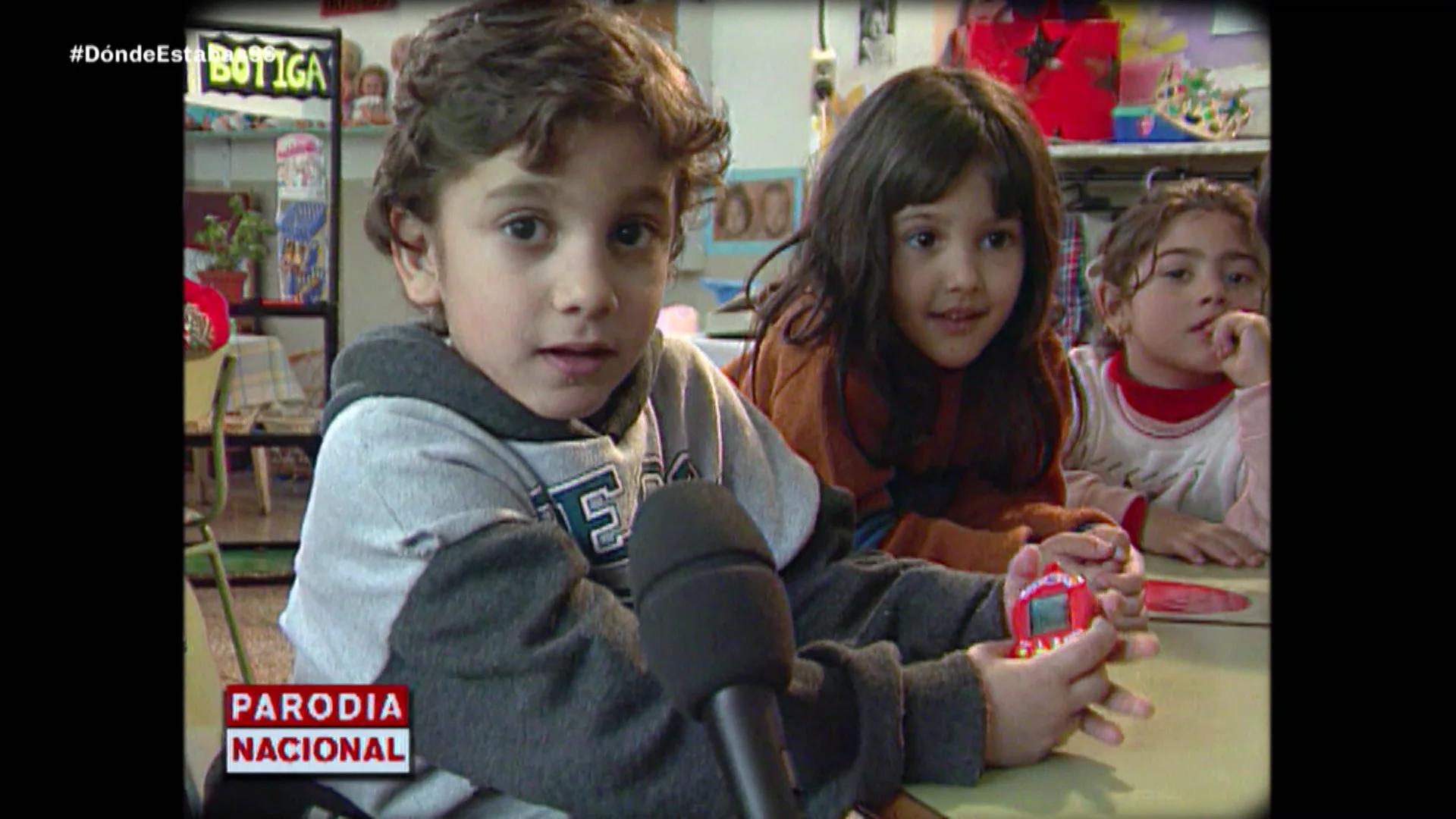 Un niño con un Tamagotchi 