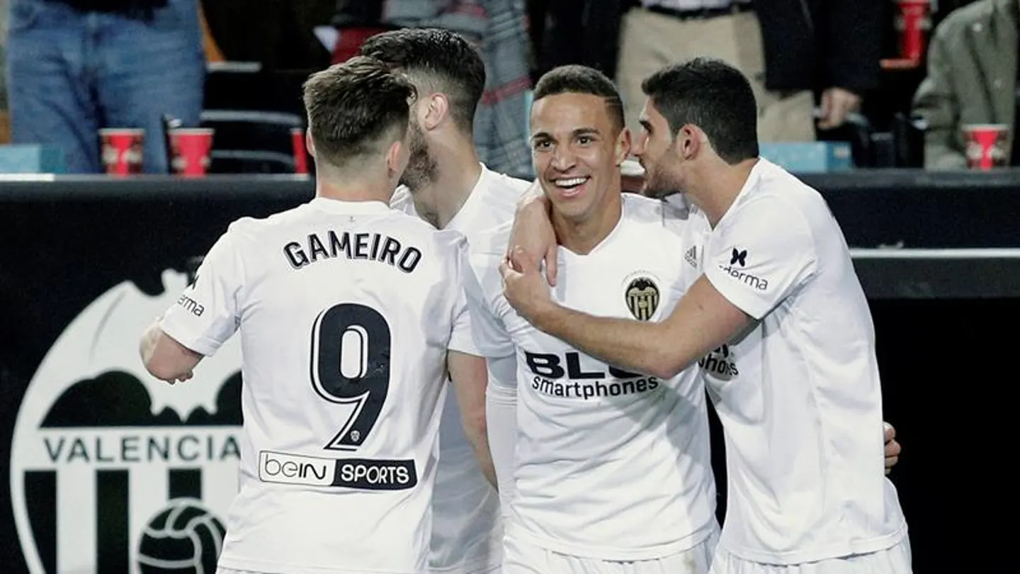 Rodrigo celebra con sus compañeros su gol al Betis. Rodrigo celebra con sus compañeros su gol al Betis.