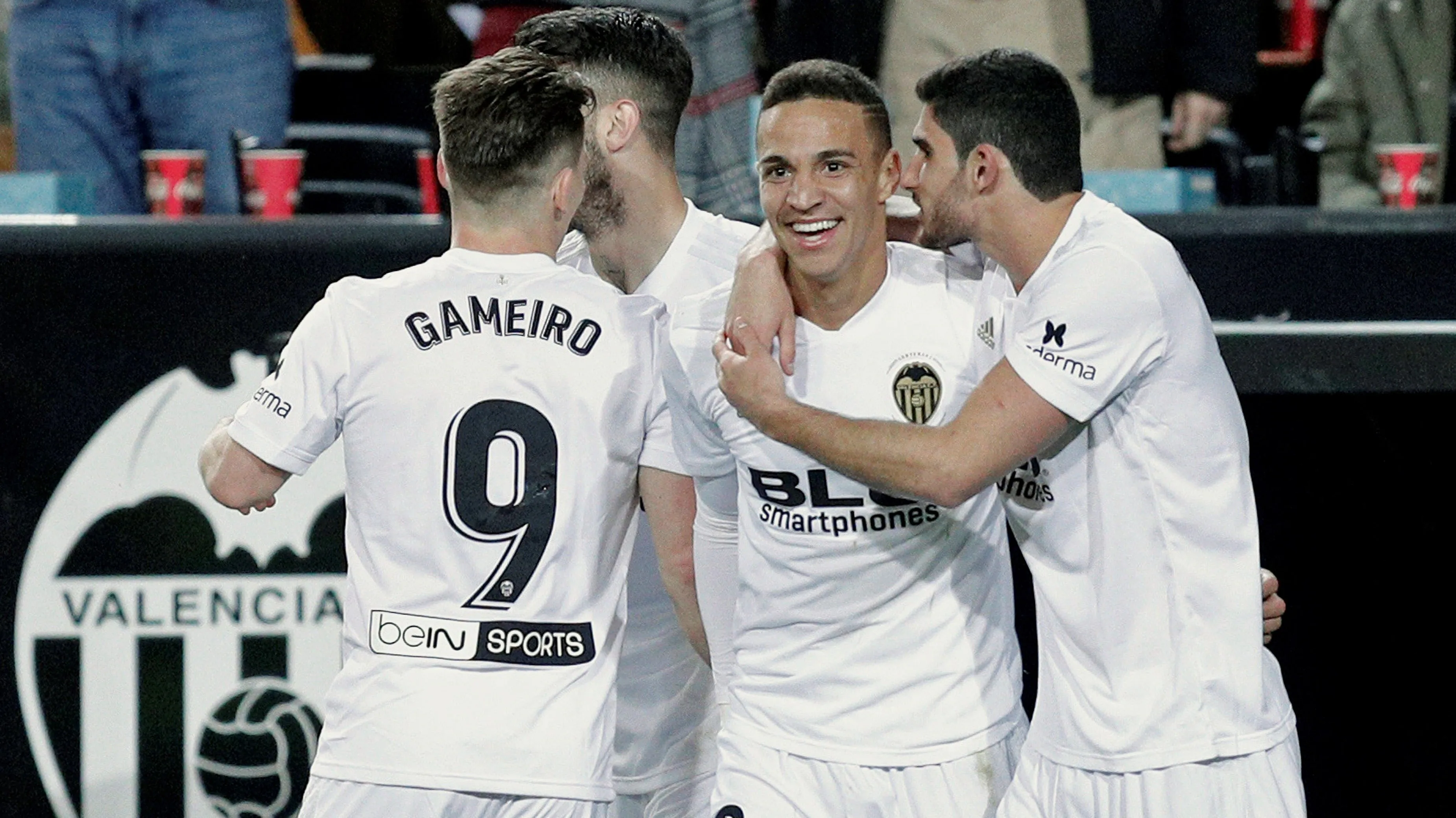 Rodrigo celebra con sus compañeros su gol con el Valencia