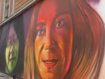 Una de las mujeres pintadas en el mural de Gran Vía Una de las mujeres pintadas en el mural de Gran Vía