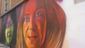 Una de las mujeres pintadas en el mural de Gran Vía
