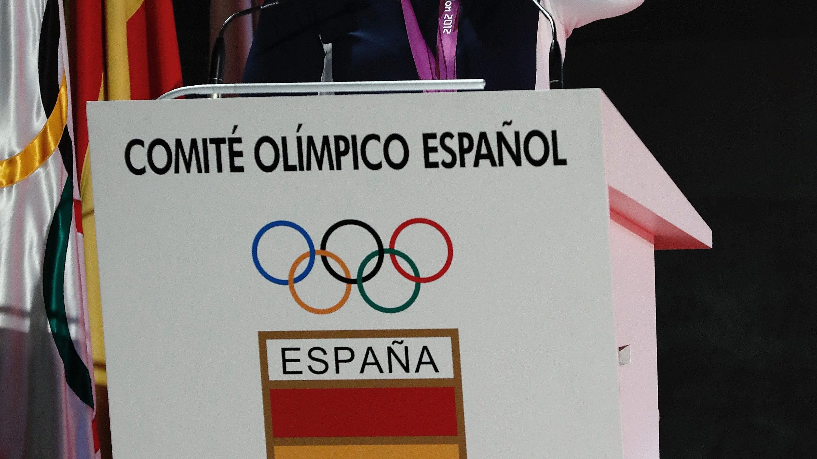 Lydia Valentín emocionada recibe la medalla de oro de Londres 2012