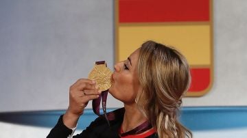 Lydia Valentín besa su medalla de oro