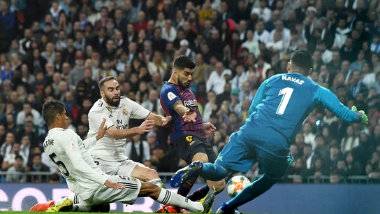 Varane intenta evitar sin éxito el segundo gol del Barça en el Clásico Varane intenta evitar sin éxito el segundo gol del Barça en el Clásico