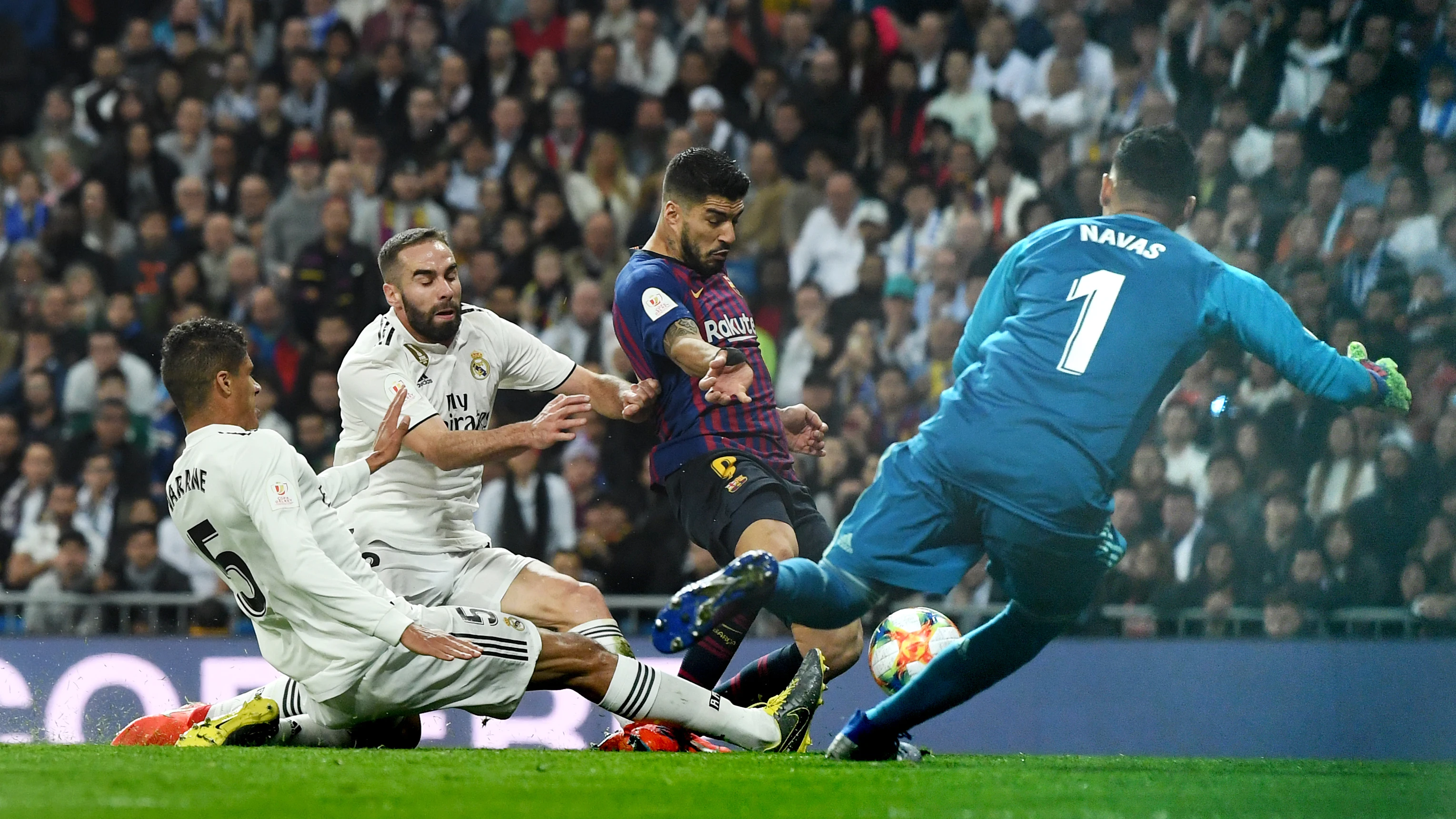 Varane intenta evitar sin éxito el segundo gol del Barça en el Clásico