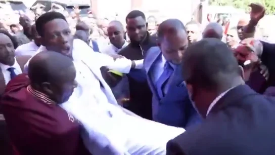 Un pastor "resucita" a un muerto que parpadea y respira en un ataúd y desata una ola de críticas en Sudáfrica Un pastor "resucita" a un muerto que parpadea y respira en un ataúd y desata una ola de críticas en Sudáfrica