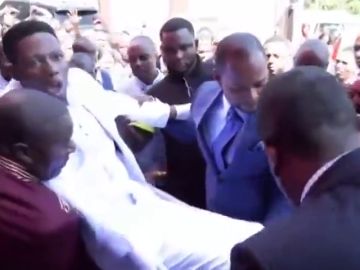 Un pastor "resucita" a un muerto que parpadea y respira en un ataúd y desata una ola de críticas en Sudáfrica Un pastor "resucita" a un muerto que parpadea y respira en un ataúd y desata una ola de críticas en Sudáfrica