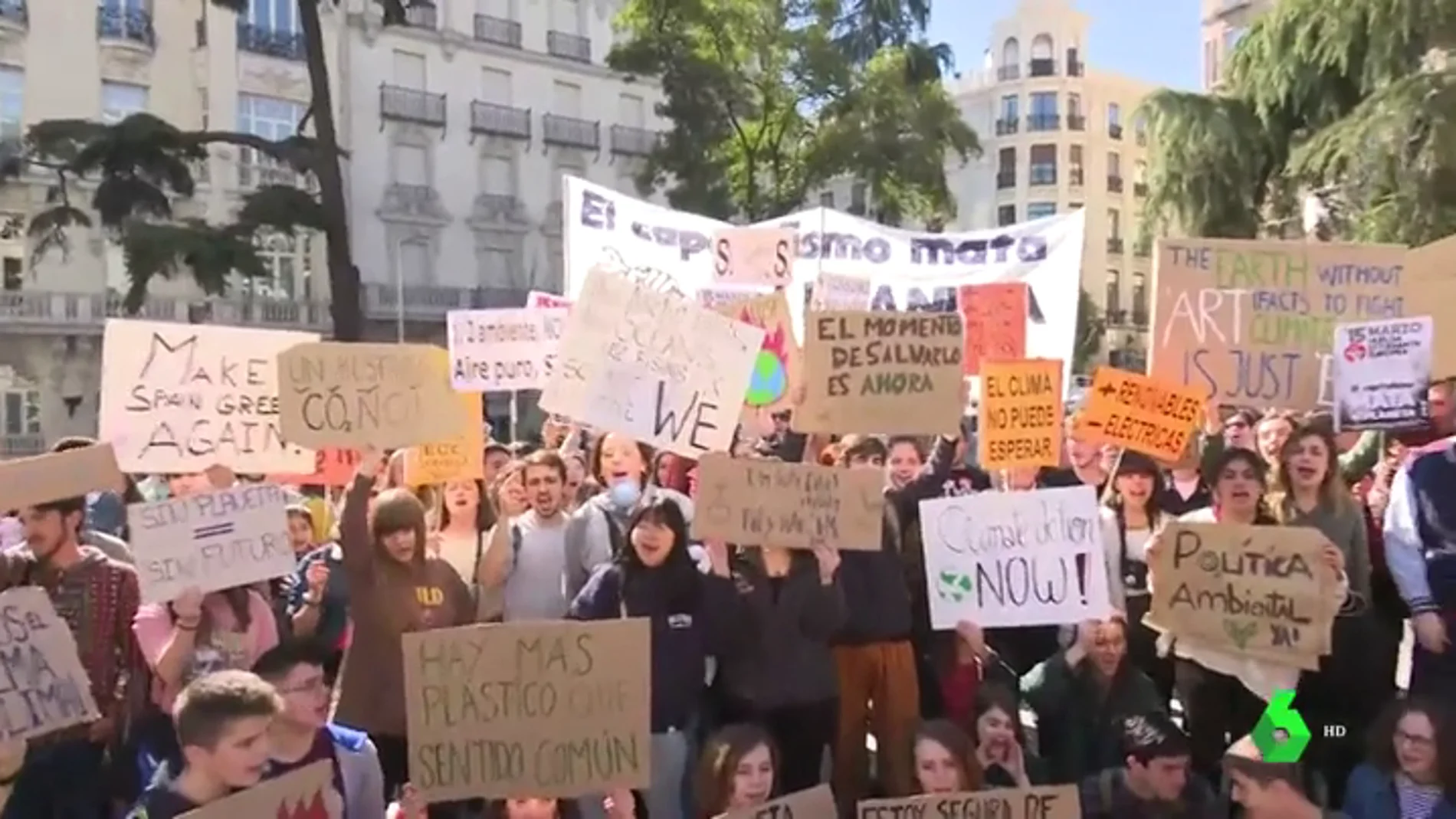 Cientos de jóvenes protestan contra el cambio climático