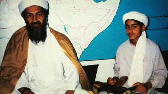 Hamza bin Laden, a la derecha, junto a su padre, en 2001 Hamza bin Laden, a la derecha, junto a su padre, en 2001