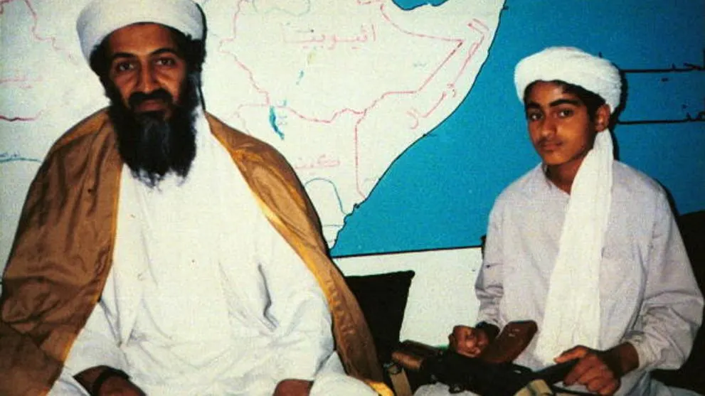 Hamza bin Laden, a la derecha, junto a su padre, en 2001