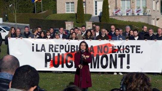 In&eacute;s Arrimadas frente a la casa de Puigdemont en Waterloo
