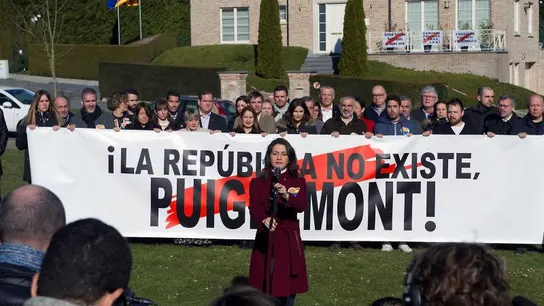 Inés Arrimadas frente a la casa de Puigdemont en Waterloo Inés Arrimadas frente a la casa de Puigdemont en Waterloo