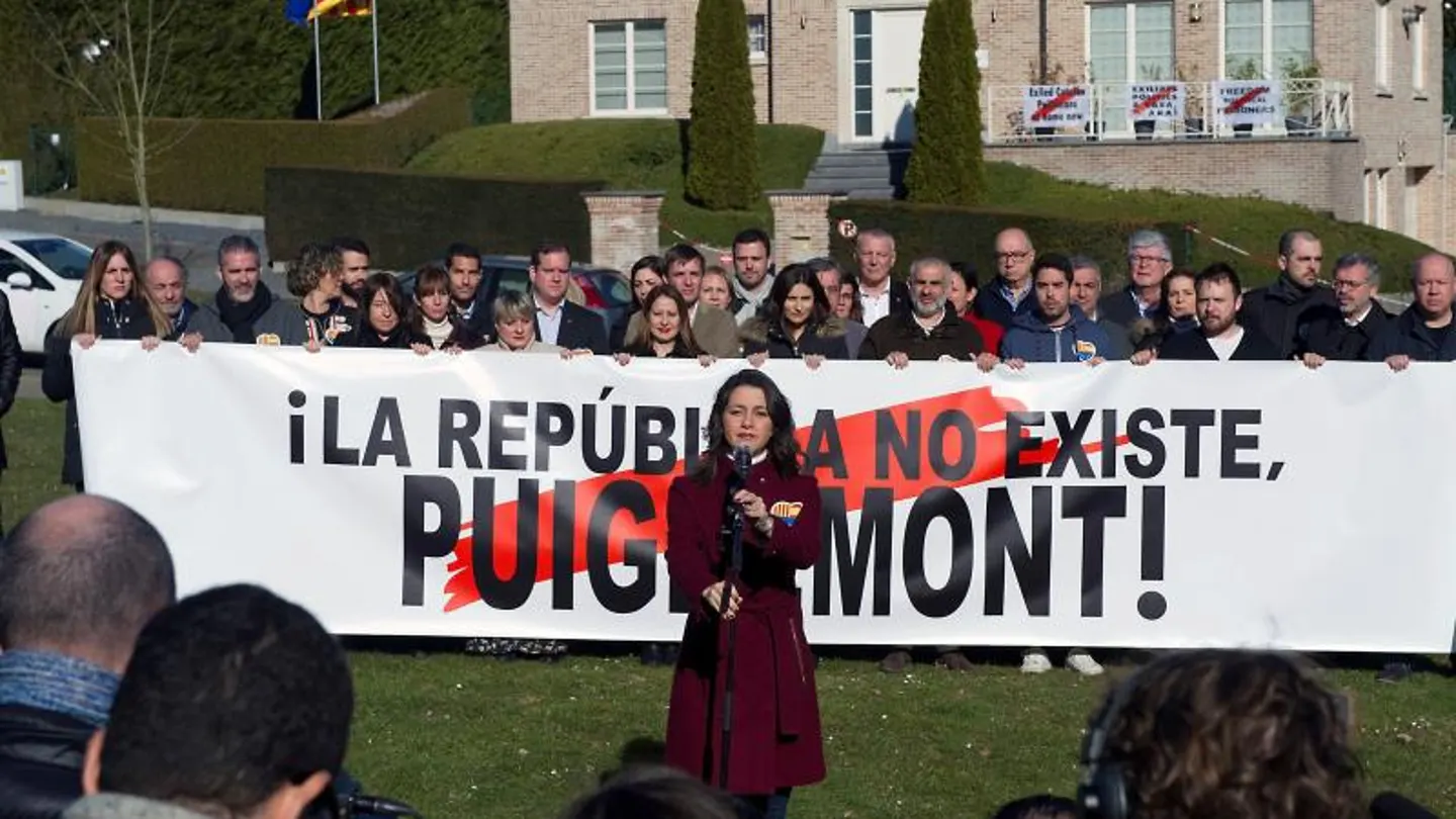 Inés Arrimadas frente a la casa de Puigdemont en Waterloo Inés Arrimadas frente a la casa de Puigdemont en Waterloo