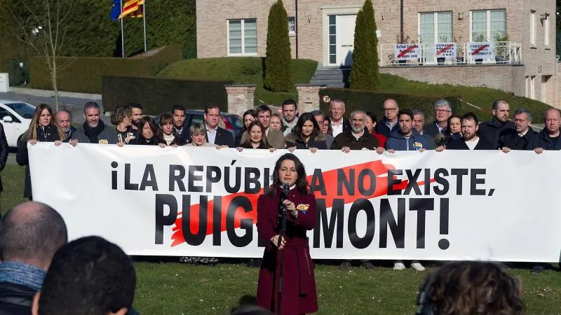 Inés Arrimadas frente a la casa de Puigdemont en Waterloo