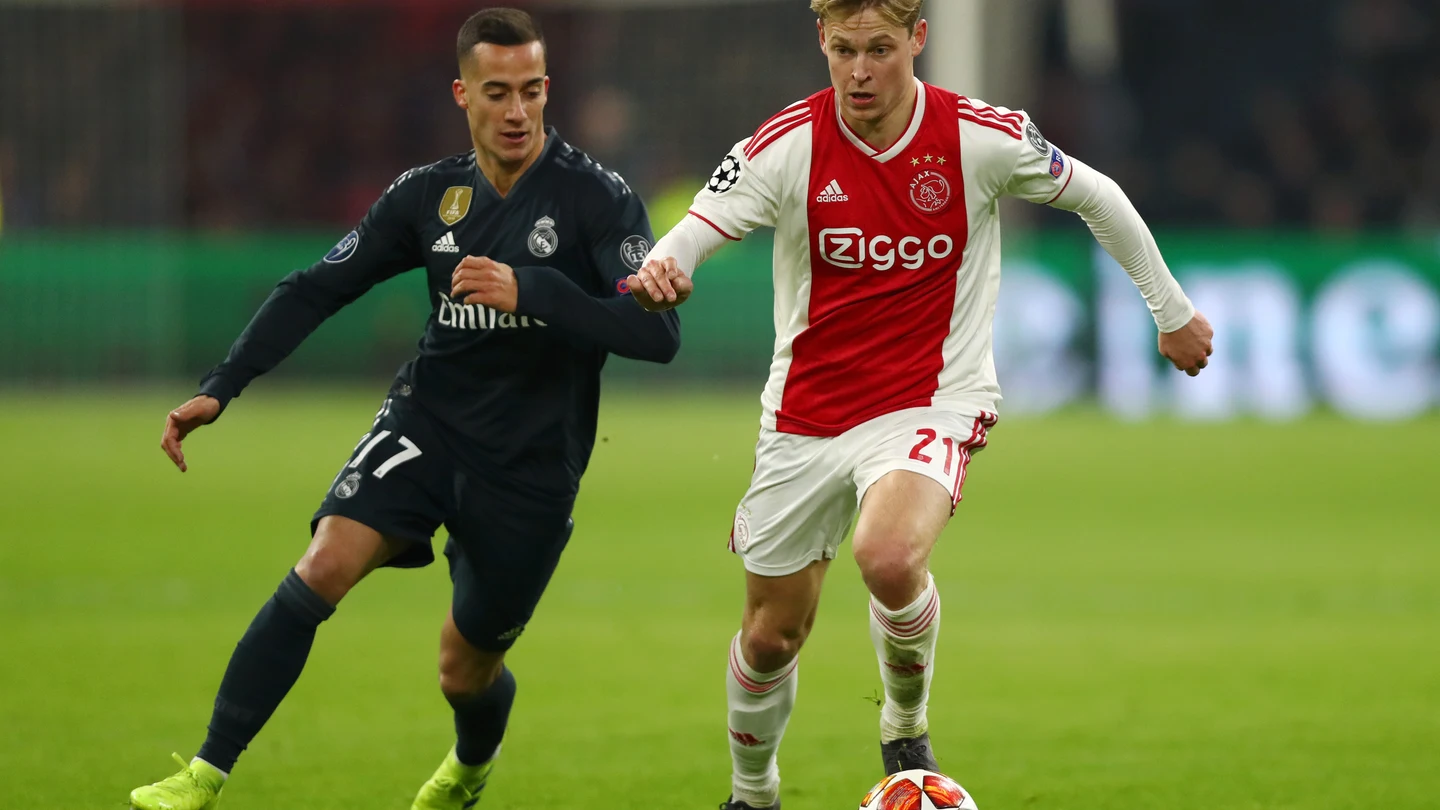De Jong controla un balón en un partido De Jong controla un balón en un partido
