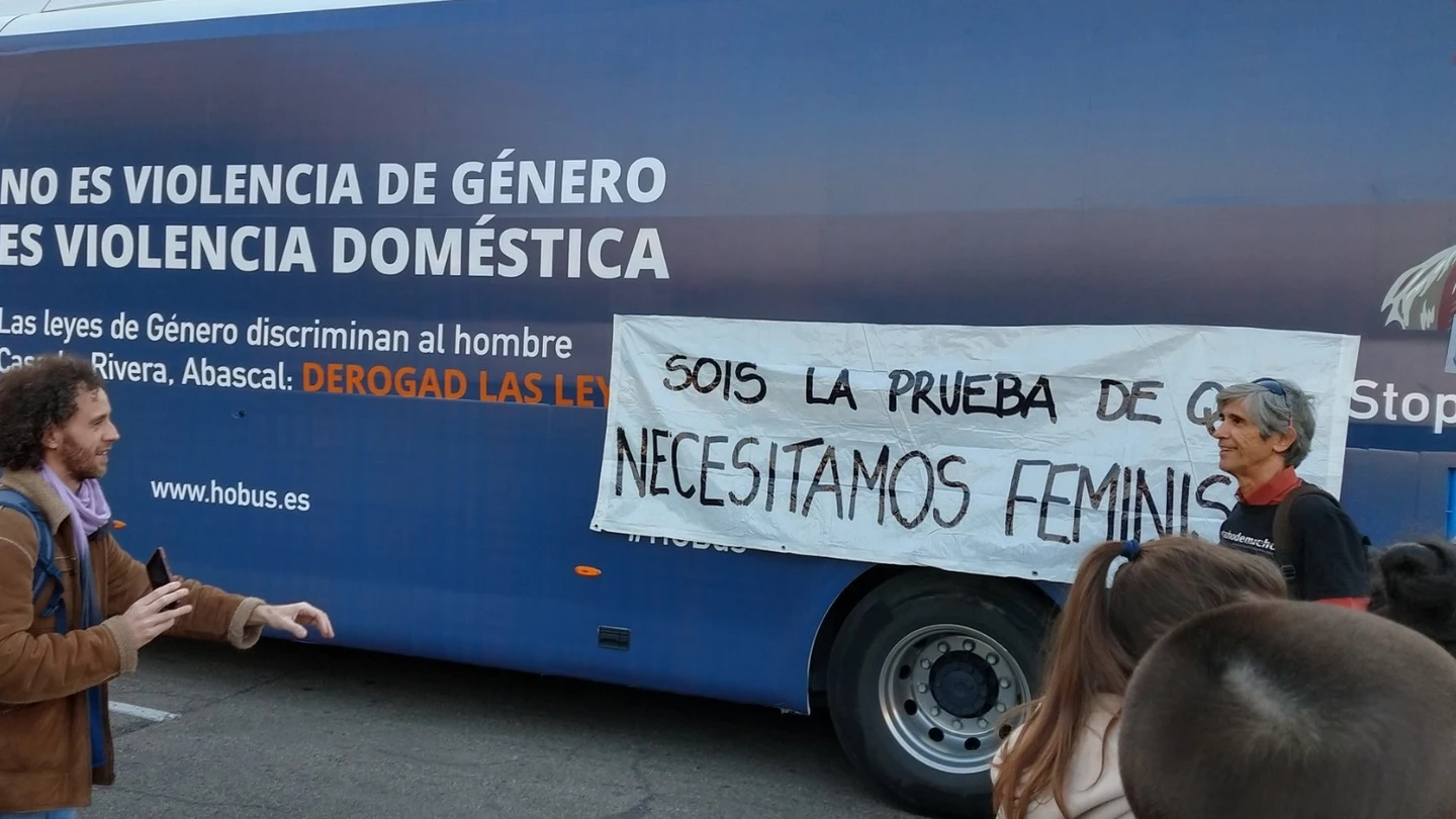 Pancarta contra el autobús de Hazte Oír Pancarta contra el autobús de Hazte Oír