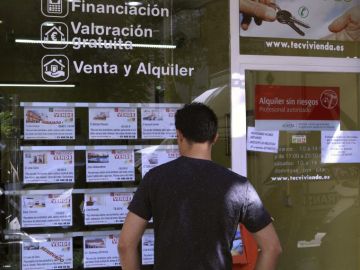 Imagen de archivo de un joven ojeando anuncios de pisos. Imagen de archivo de un joven ojeando anuncios de pisos.