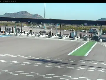 Una autocaravana se empotra contra un camión en el peaje de Sagunto Una autocaravana se empotra contra un camión en el peaje de Sagunto