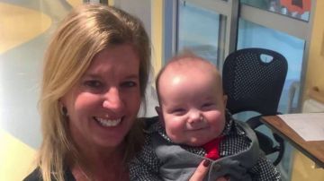 Una enfermera adopta a un bebé al que estuvo cuidando durante meses en el hospital