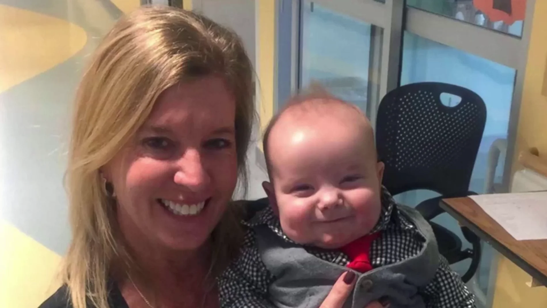 Una enfermera adopta a un bebé al que estuvo cuidando durante meses en el hospital