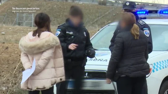 Tenso encuentro con una empresaria denunciada ante Trabajo: "Si no quieres que te rompa la cámara deja de grabar" Tenso encuentro con una empresaria denunciada ante Trabajo: "Si no quieres que te rompa la cámara deja de grabar"