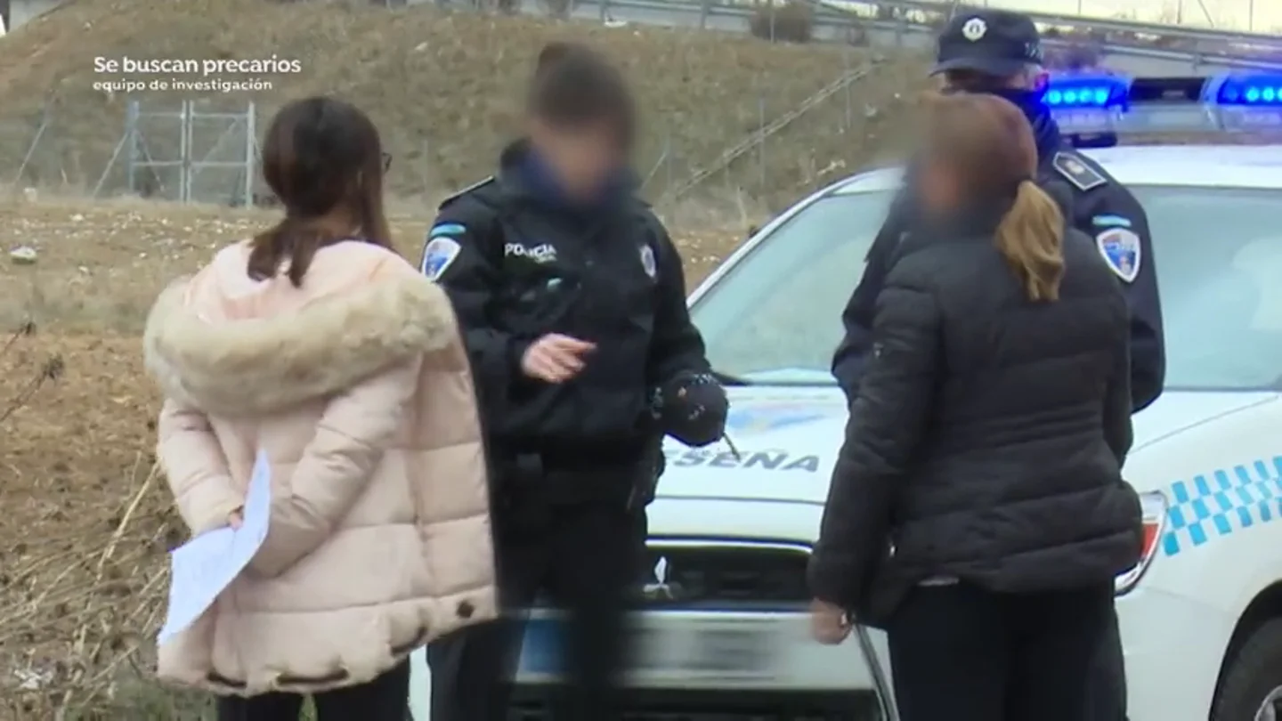 Tenso encuentro con una empresaria denunciada ante Trabajo: "Si no quieres que te rompa la cámara deja de grabar" Tenso encuentro con una empresaria denunciada ante Trabajo: "Si no quieres que te rompa la cámara deja de grabar"