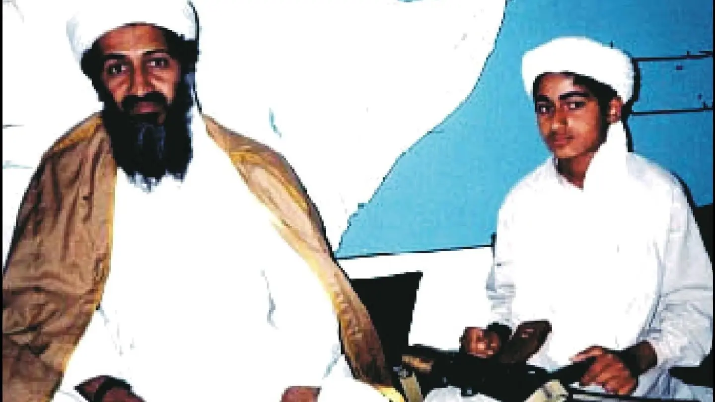 Hamza bin Laden, a la derecha, junto a su padre, en 2001. Hamza bin Laden, a la derecha, junto a su padre, en 2001.
