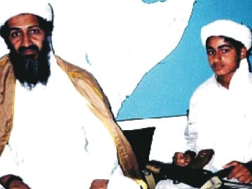 Hamza bin Laden, a la derecha, junto a su padre, en 2001. Hamza bin Laden, a la derecha, junto a su padre, en 2001.