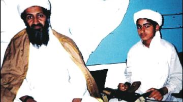 Hamza bin Laden, a la derecha, junto a su padre, en 2001. 