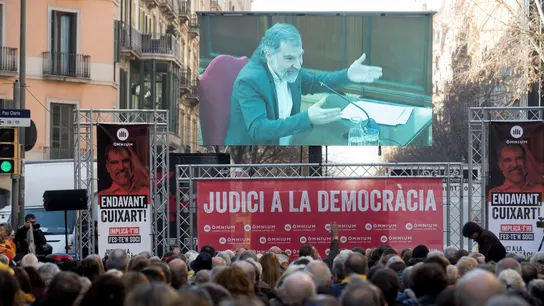 Òmnium instala pantalla para seguir declaración de su presidente Òmnium instala pantalla para seguir declaración de su presidente