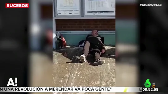 El vergonzoso vídeo en el que dos trabajadores de una estación de tren echan agua sucia a un indigente El vergonzoso vídeo en el que dos trabajadores de una estación de tren echan agua sucia a un indigente