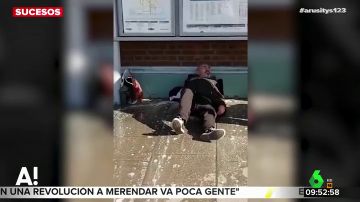 El vergonzoso vídeo en el que dos trabajadores de una estación de tren echan agua sucia a un indigente