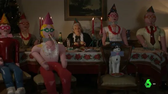 Muñecos hinchables que sustituyen a la familia: el impactante vídeo para concienciar sobre la soledad de nuestros mayores Muñecos hinchables que sustituyen a la familia: el impactante vídeo para concienciar sobre la soledad de nuestros mayores