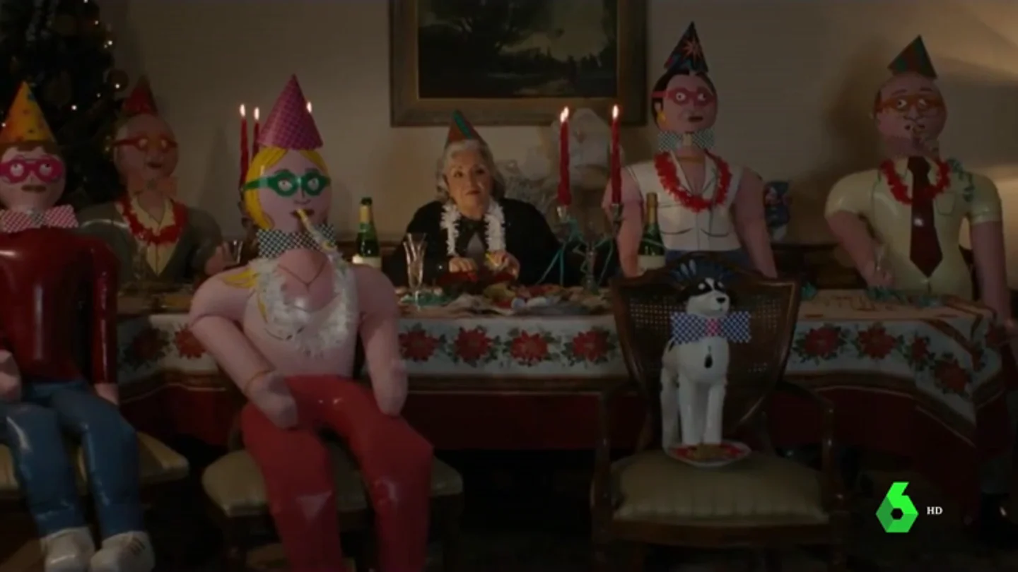 Muñecos hinchables que sustituyen a la familia: el impactante vídeo para concienciar sobre la soledad de nuestros mayores Muñecos hinchables que sustituyen a la familia: el impactante vídeo para concienciar sobre la soledad de nuestros mayores