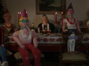 Muñecos hinchables que sustituyen a la familia: el impactante vídeo para concienciar sobre la soledad de nuestros mayores Muñecos hinchables que sustituyen a la familia: el impactante vídeo para concienciar sobre la soledad de nuestros mayores