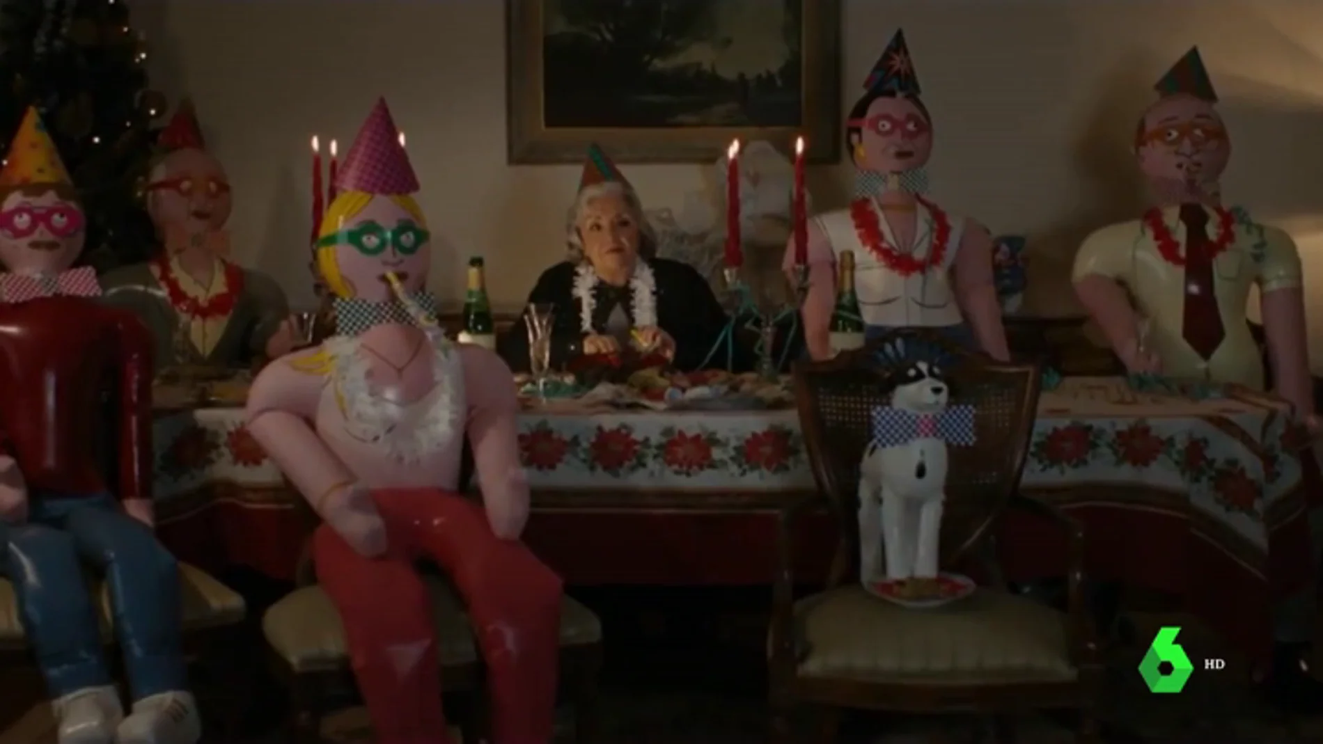 Muñecos hinchables que sustituyen a la familia: el impactante vídeo para concienciar sobre la soledad de nuestros mayores