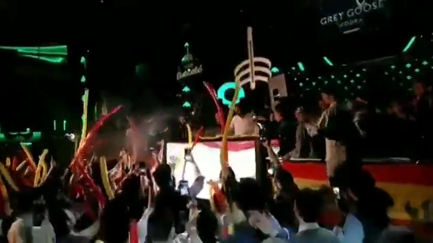 Santiago Abascal pincha el himno de España en la antigua discoteca Pachá: "Estamos aquí por nuestra patria" Santiago Abascal pincha el himno de España en la antigua discoteca Pachá: "Estamos aquí por nuestra patria"