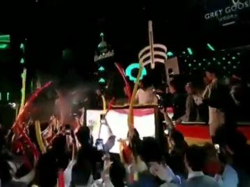 Santiago Abascal pincha el himno de España en la antigua discoteca Pachá: "Estamos aquí por nuestra patria" Santiago Abascal pincha el himno de España en la antigua discoteca Pachá: "Estamos aquí por nuestra patria"