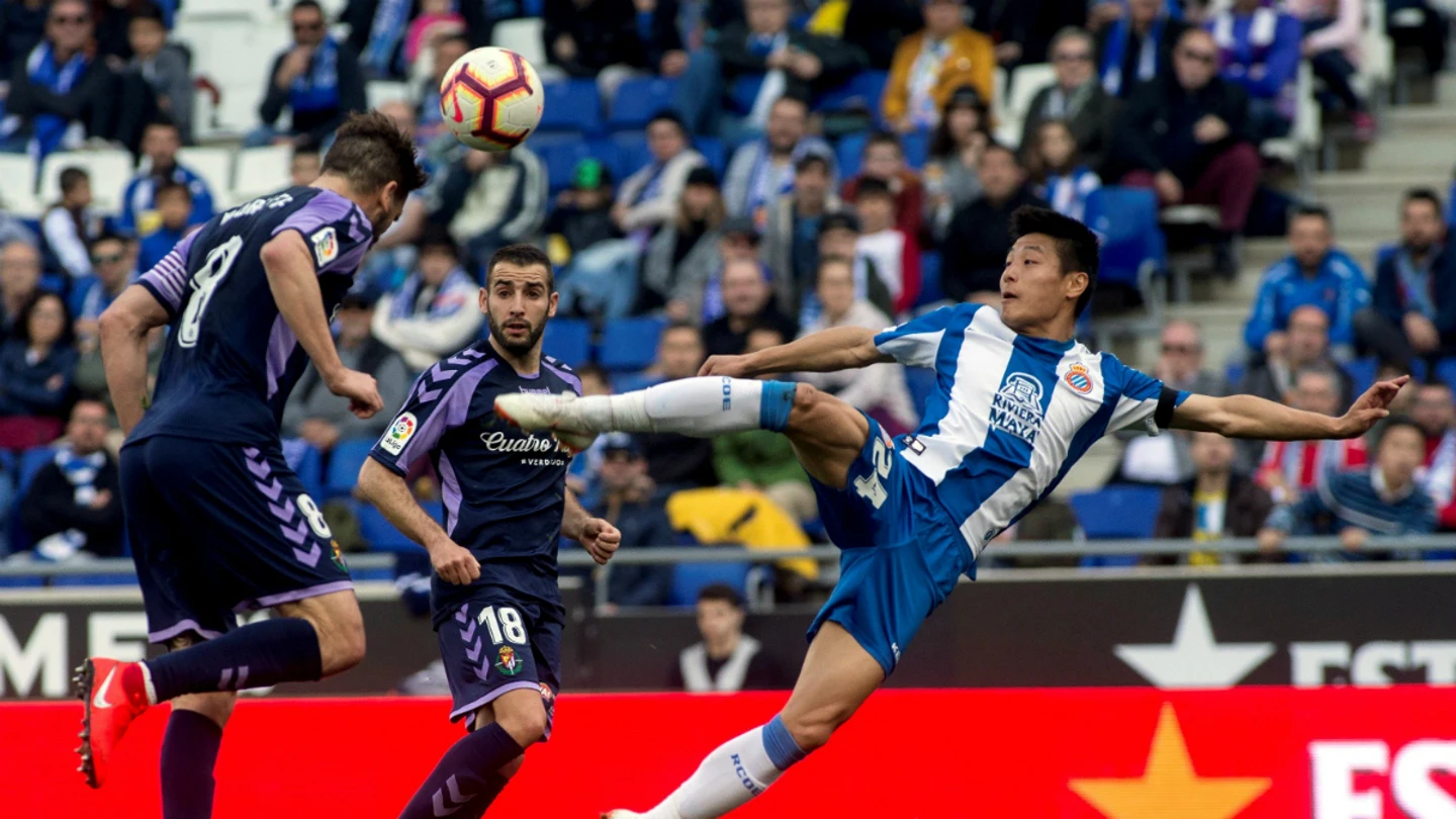 Wu Lei remata un balón Wu Lei remata un balón