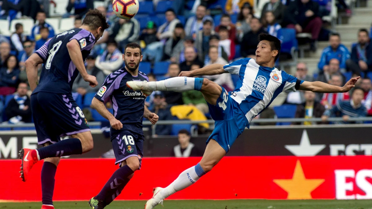 Wu Lei remata un balón